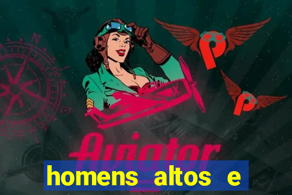 homens altos e magros pelados